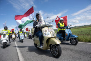 Vespa in raduno a Roma durante Vespa Roma 2026