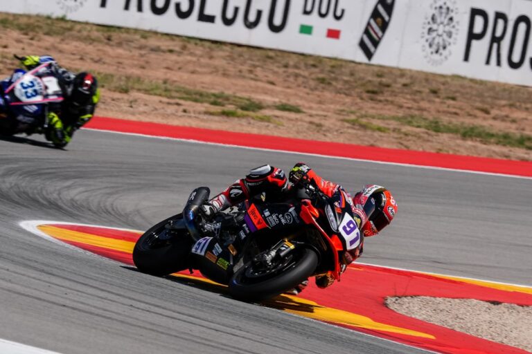 WorldSBK Aragon, Bulega domina le libere nel forno di MotorLand