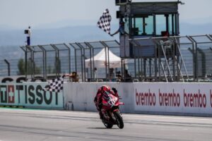 Nicolo Bulega con la Ducati al MotorLand Aragon dopo pole e vittoria nel Round di WorldSBK