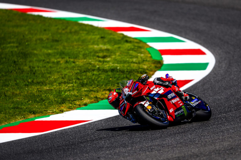 Marquez stringe i denti al Mugello, Bagnaia risale fino al settimo posto