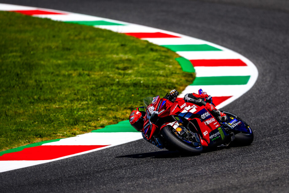 Marc Marquez con la Desmosedici al Mugello durante la Sprint MotoGP