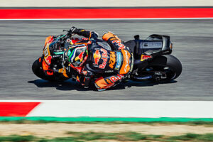 Brad Binder su KTM RC16 al Mugello durante il weekend MotoGP