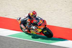 Brian Uriarte su KTM RC4 in pista al Mugello durante le qualifiche Moto3