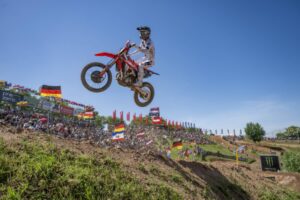 Team Honda HRC PETRONAS in pista durante le qualifiche del MXGP di Germania a Teutschenthal