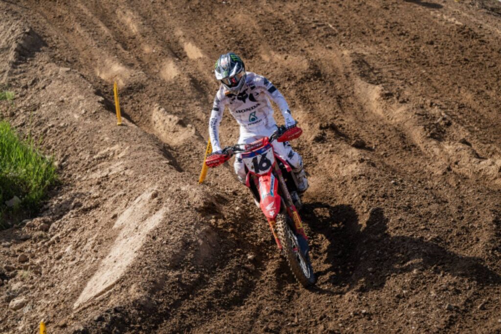 Pilota Honda HRC PETRONAS in azione a Teutschenthal durante il weekend del MXGP di Germania