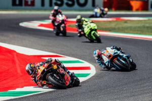 Pedro Acosta con la KTM RC16 in lotta al Mugello durante il duello con Marc Márquez