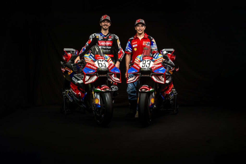 Desmosedici GP del Ducati Lenovo Team con livrea del Centenario e nomi dei dipendenti sulla carena