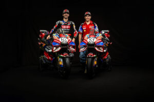 Desmosedici GP del Ducati Lenovo Team con livrea del Centenario e nomi dei dipendenti sulla carena