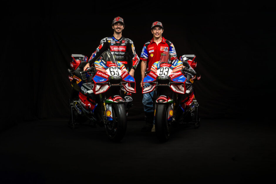 Desmosedici GP del Ducati Lenovo Team con livrea del Centenario e nomi dei dipendenti sulla carena