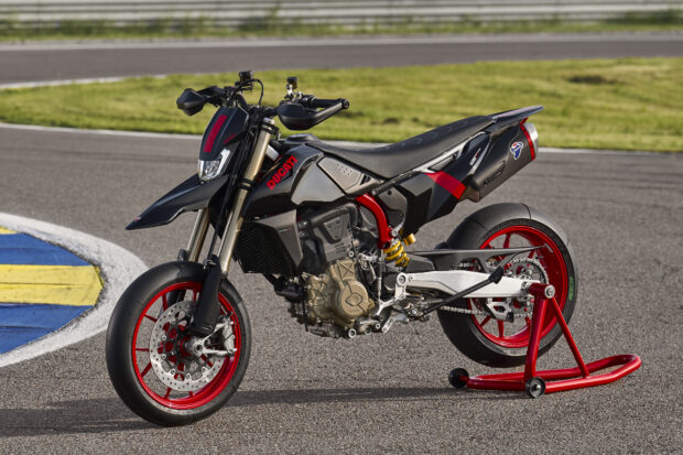 Hypermotard 698 Mono Nera in livrea total black con silenziatori Termignoni di serie