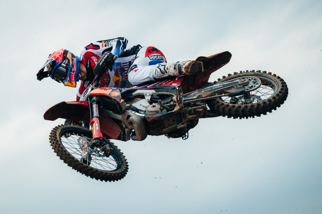 Ducati motocross team a Teutschenthal nel MXGP Germania 2026 su pista resa fangosa dalla pioggia