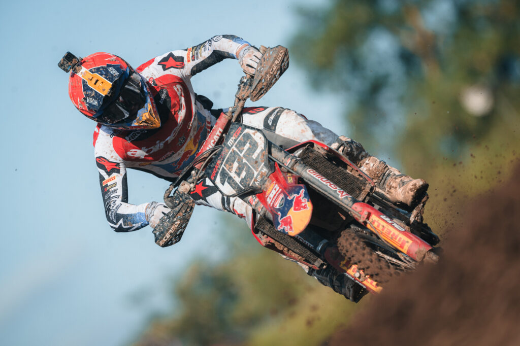 Ducati Desmo450 MXGP a Teutschenthal su fondo fangoso durante le qualifiche