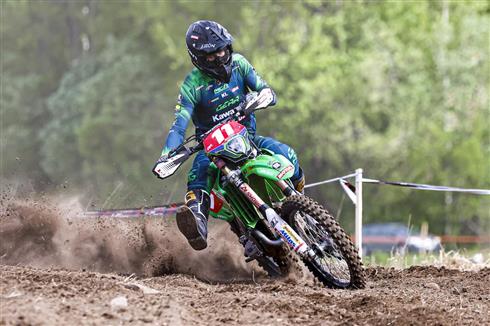 Kyron Bacon con la Kawasaki del MGR Racing Team durante l'EnduroGP Finlandia a Salpausselkä