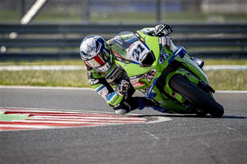 Garrett Gerloff con la Kawasaki Ninja ZX-10RR a Balaton Park durante il round WorldSBK