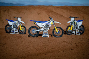 Husqvarna FC 250 della gamma motocross 2027 con telaio bianco e dotazioni racing di serie