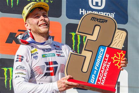 Romain Febvre del Kawasaki Racing Team sul podio del GP di Francia MXGP