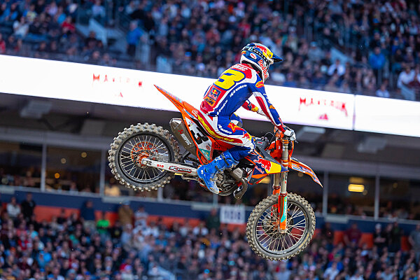 Eli Tomac in sella alla KTM 450 SX-F Factory Edition durante il round di Denver del Supercross AMA 450SX