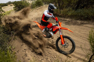 KTM XC 2027 da Cross Country con grafica Factory Racing e inserti rossi sulle fiancate
