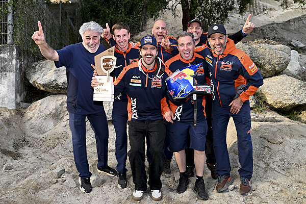 Manuel Lettenbichler in gara all'Extreme XL Lagares, protagonista del mondiale hard enduro