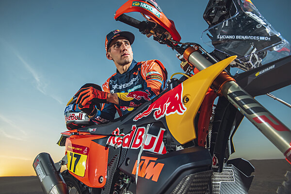 Luciano Benavides ritratto in abbigliamento Red Bull KTM, pilota del programma rally-raid 2026