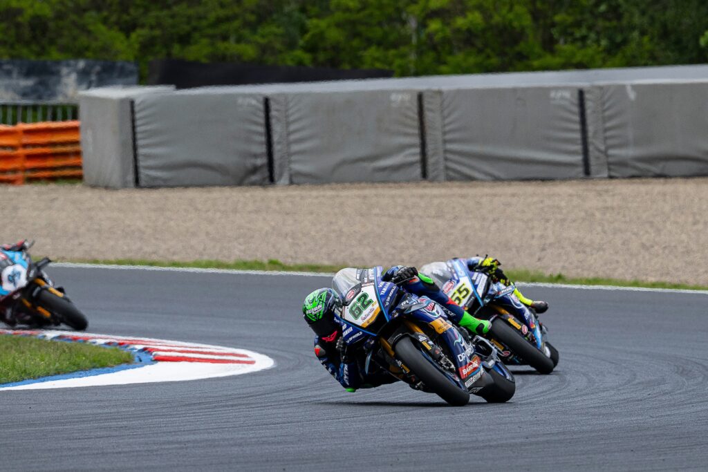Stefano Manzi con la Yamaha GYTR GRT del team WorldSBK a Most