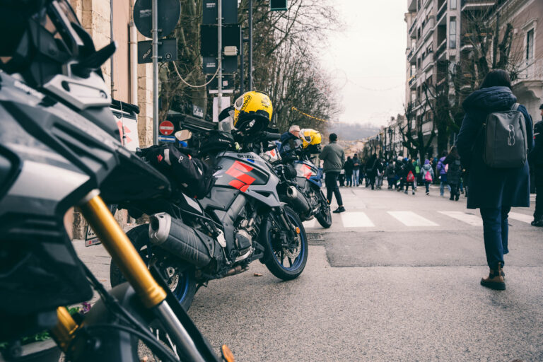 Suzuki Moto guida il Giro d’Italia 2026 con una flotta di 70 mezzi