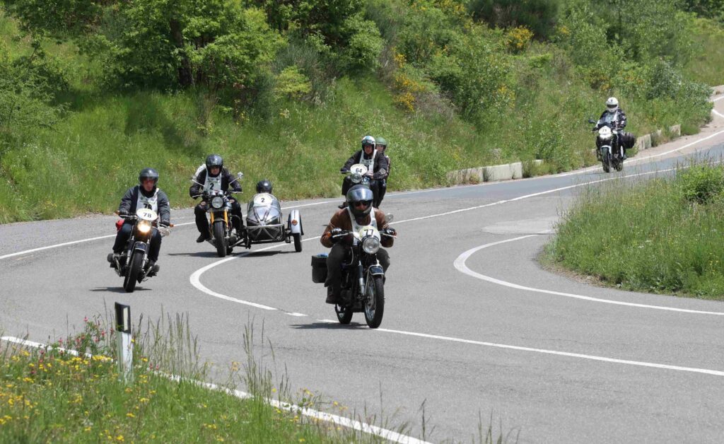 Carovana del Motogiro in Sardegna con sidecar storici degli anni Cinquanta