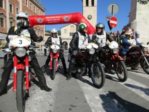 Partenza del Motogiro in Sardegna 2026 con partecipanti e moto d'epoca