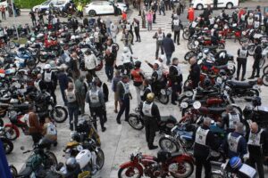 Partecipanti della rievocazione storica del Motogiro d'Italia in Sardegna