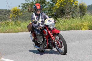 Partecipanti e moto d'epoca alla rievocazione storica del Motogiro in Sardegna 2026