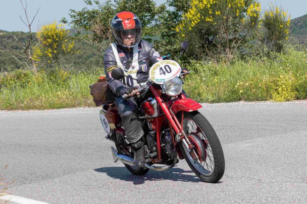 Partecipanti e moto d'epoca alla rievocazione storica del Motogiro in Sardegna 2026