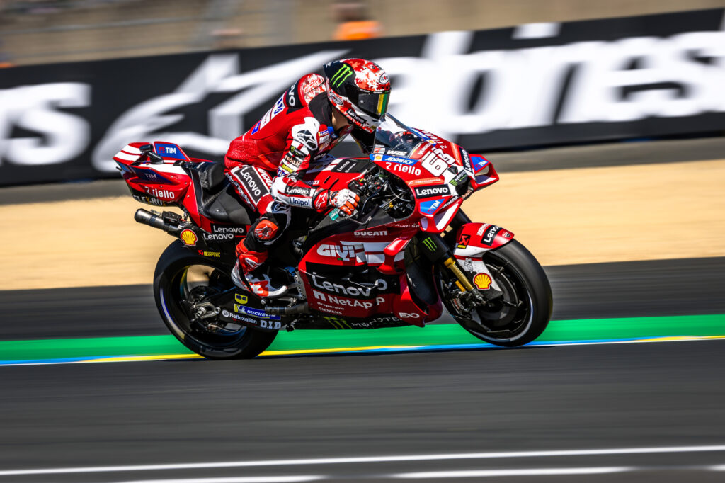 Francesco Bagnaia con la Ducati Lenovo Team durante le prove del GP di Le Mans