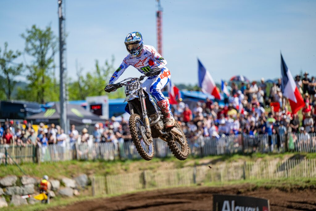 Pilota del Monster Energy Yamaha Factory MXGP in azione al MXGP di Francia a Lacapelle-Marival