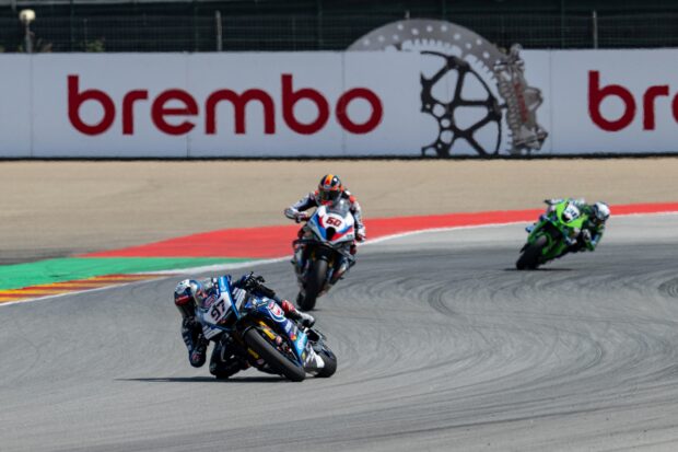 Team Pata Maxus Yamaha in pista ad Aragon con la R1 durante il weekend WorldSBK