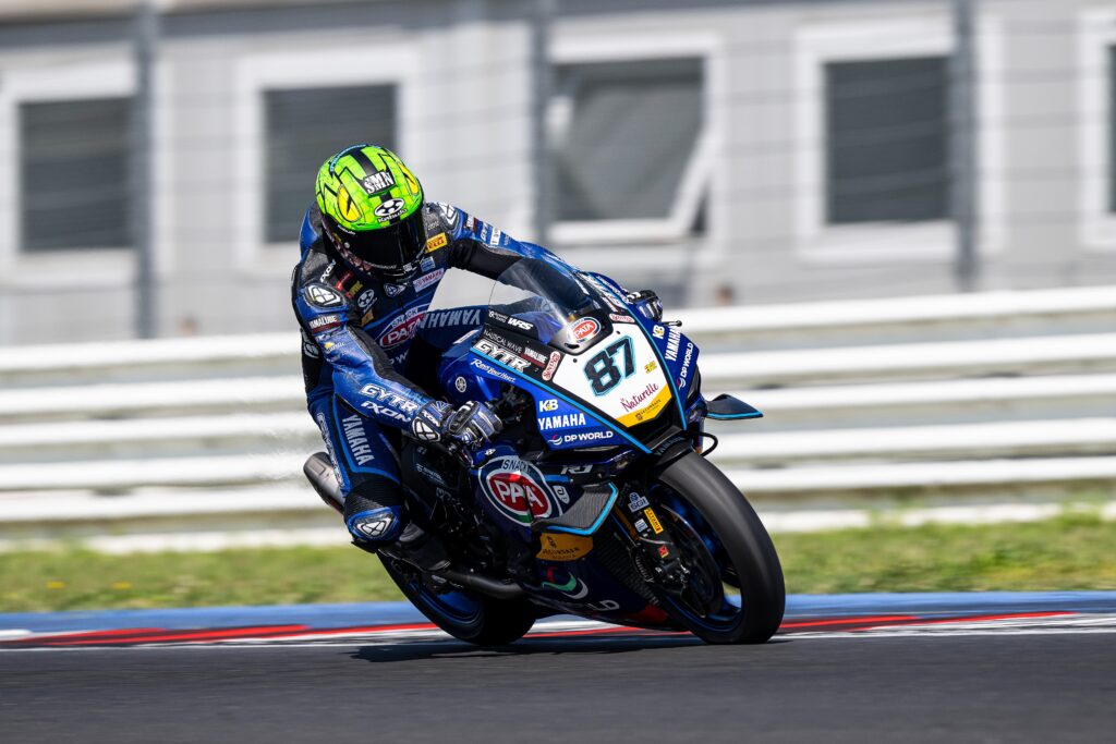 Team GYTR GRT Yamaha a Misano durante i test sulla Yamaha R1 con Gardner e Manzi