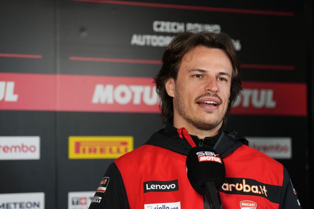 Paddock del WorldSBK Most 2026 con team e moto in allestimento