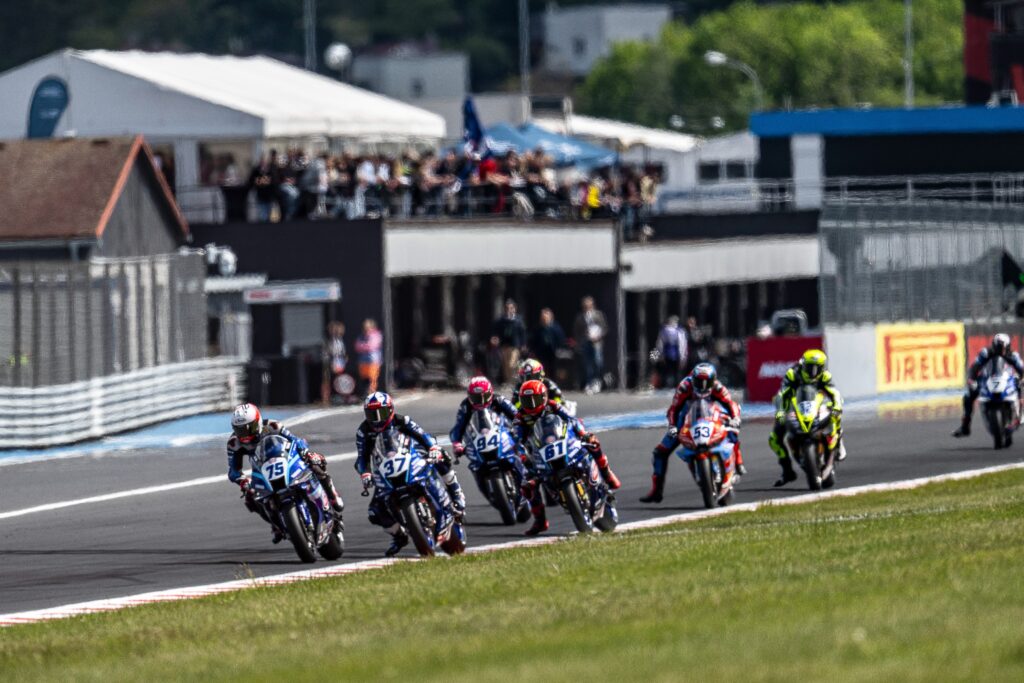 Yamaha R9 Supersport in pista a Most durante il weekend di gara