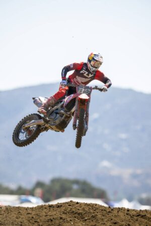 Hunter Lawrence con la CRF450RWE e la tabella rossa a Fox Raceway dopo la doppietta all'apertura AMA Pro Motocross