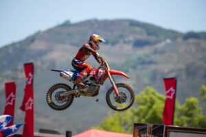 Hunter Lawrence in sella alla CRF450RWE a Fox Raceway durante l'AMA Pro Motocross