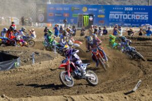 Hunter Lawrence in sella alla CRF450RWE a Fox Raceway dopo la doppietta che vale la leadership 450MX