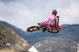 Hunter Lawrence sulla CRF450RWE con tabella rossa dopo la doppietta a Fox Raceway