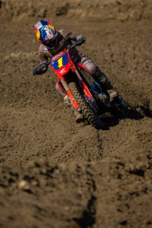 Hunter Lawrence in gara all'AMA Pro Motocross a Fox Raceway con la Honda CRF450RWE