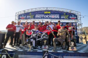 Hunter Lawrence in sella alla CRF450RWE all'apertura dell'AMA Pro Motocross a Fox Raceway