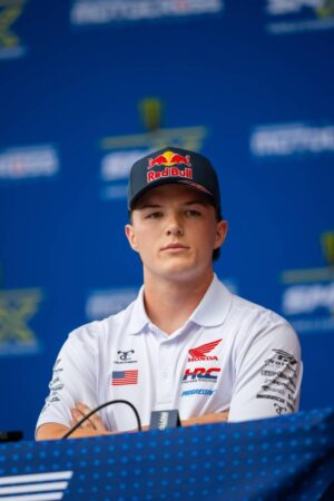 Hunter Lawrence con la CRF450RWE dopo la doppietta a Fox Raceway nell'AMA Pro Motocross