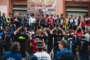 Moto e piloti in parata del Dunlop CIV verso Piazza Matteotti a Imola