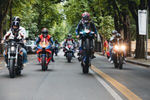 Parata Dunlop CIV a Imola con piloti e moto in arrivo a Piazza Matteotti
