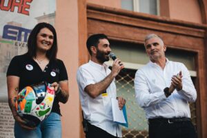 Esposizione dei caschi per il progetto Caschi per il Cuore in Piazza Matteotti durante la parata del Dunlop CIV