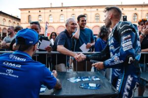 Moto e piloti della parata Dunlop CIV nel centro di Imola