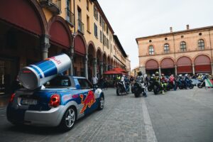 Parata del Dunlop CIV a Imola con piloti e moto in transito verso Piazza Matteotti