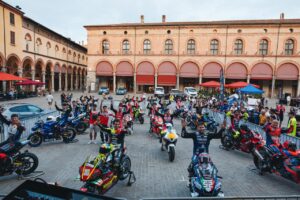 Parata Dunlop CIV a Imola: oltre trenta moto e piloti in corteo verso Piazza Matteotti.